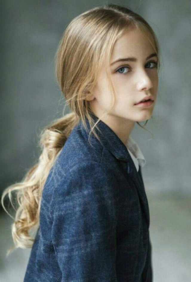 Năm 2013, khi mới chỉ 7 tuổi, Marta Krylova xuất hiện trên bìa tạp chí Vogue, cô bé gây ấn tượng với vẻ ngoài xinh đẹp, đôi mắt xanh như nước hồ thu.