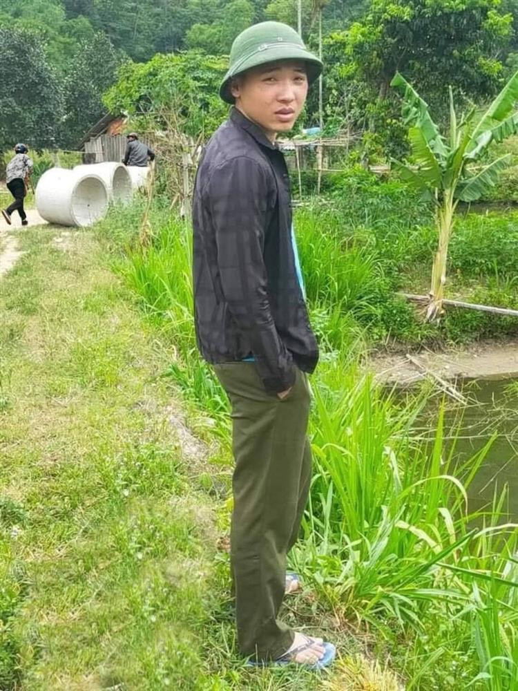 Câu chuyện xóa hình bắt đầu khi xuất hiện nhân vật thứ 3 lấp ló đằng xa xa.