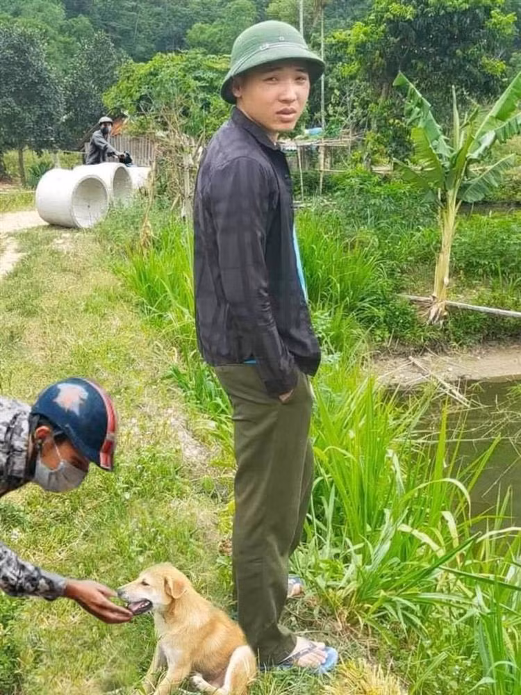 Mới đây, một người bạn của chủ nhân bức ảnh nhờ "thánh sửa ảnh" xóa hình cún cưng trong ảnh.