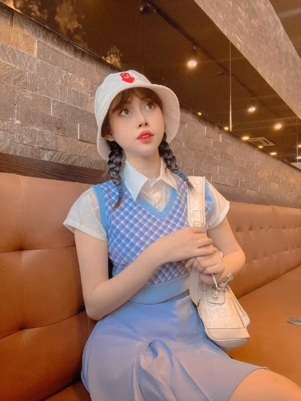 Dân mạng phải xuýt xoa khi Việt Phương Thoa chọn khoe sắc trong bộ váy ôm sát khoe hình thể quyến rũ, chuẩn vòng nào ra vòng nấy. Mái tóc búi cao cũng như trang sức ở tai và cổ cũng giúp góp phần cho cô nàng hot TikToker này có diện mạo sang chảnh, kiêu sa ngút ngàn.