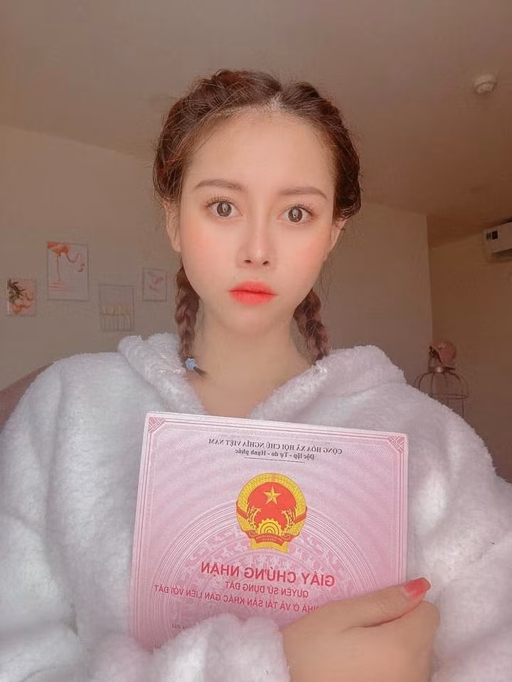 Sau khi kết thúc chuyện tình nhiều năm với bạn trai, Việt Phương Thoa đã sớm lấy lại ổn định với cuộc sống độc thân.