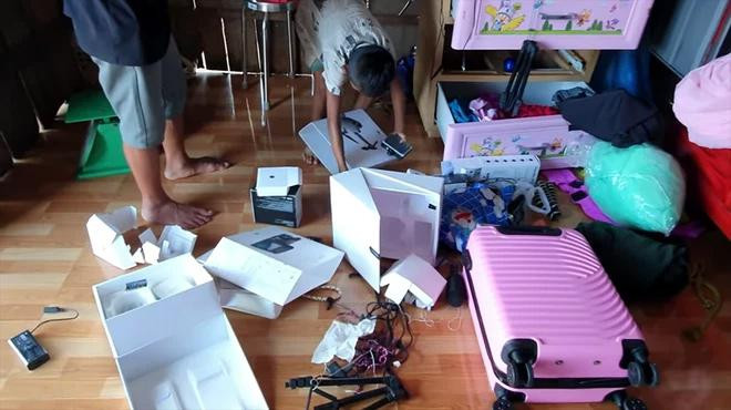 Đặc biệt, 2 chiếc nút vàng và nút bạc cũng bị cạy mất phần nút ở giữa khung. Sang cho rằng kẻ trộm nghĩ đó là vàng và bạc thật nên mới lấy hết.