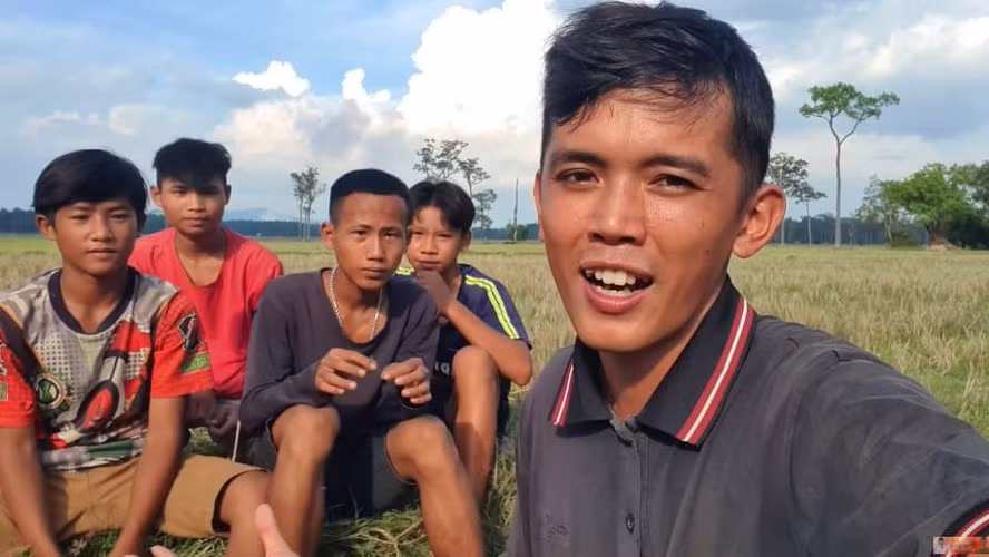 Cách đây không lâu, bổ sung vào vũ trụ vlogger phải kể đến anh chàng Sang Vlog (tên thật Trần Văn Sang, SN 1995).