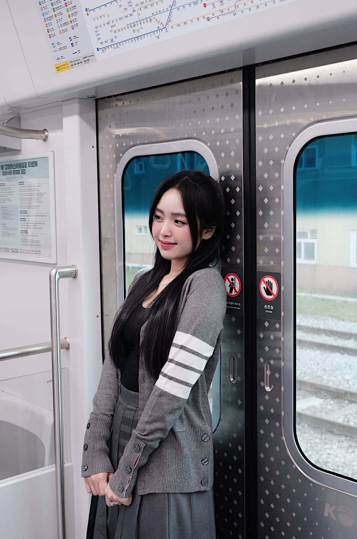 Năm 2020, Phương Anh “gây bão” mạng xã hội Trung Quốc khi hình ảnh cô nàng cùng cô em gái Phương Uyên xuất hiện trong nhiều bài báo với những lời khen ngợi “có cánh”.