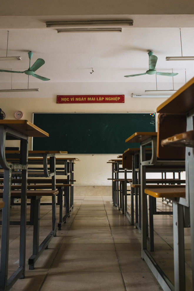 Để kết thúc cho bộ ảnh lễ bế giảng 2021 hết sức đặc biệt, Xơn Bùi chia sẻ: "Thế nên mùa dịch này, khi mà bế giảng chỉ đơn giản qua việc gập màn hình laptop, mình thấy tiếc lắm. Bao nhiêu lời hứa hẹn với nhau rồi cũng sẽ chỉ còn là kỷ niệm!".