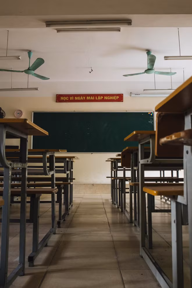 Để kết thúc cho bộ ảnh lễ bế giảng 2021 hết sức đặc biệt, Xơn Bùi chia sẻ: "Thế nên mùa dịch này, khi mà bế giảng chỉ đơn giản qua việc gập màn hình laptop, mình thấy tiếc lắm. Bao nhiêu lời hứa hẹn với nhau rồi cũng sẽ chỉ còn là kỷ niệm!".