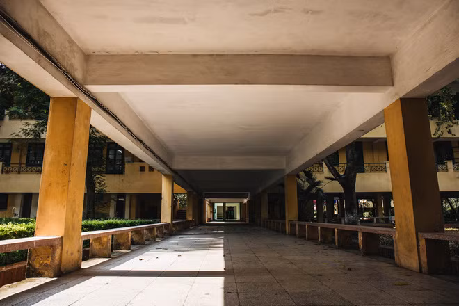 Cùng ngắm nhìn thêm những khung hình trong bộ ảnh bế giảng mùa dịch bệnh khiến ai nhìn cũng xót xa.