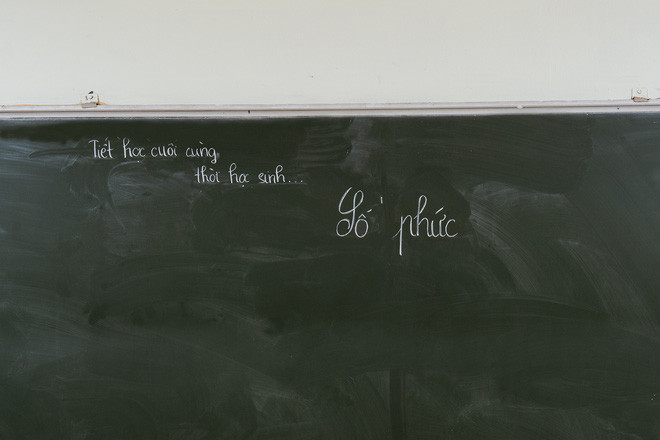 Trong bài đăng của mình, Xơn Bùi chia sẻ: "Mình còn nhớ cái hôm trước khi nghỉ dịch, đó cũng giống bao ngày bình thường khác, giáo viên cứ thế dạy, còn mình thì... cứ thế ngủ... Tại vì mình cứ nghĩ, ừ thì đằng nào ngày mai chẳng đến trường, mai học cũng chẳng muộn, vậy mà cái "ngày mai" vẫn bắt đầu nhưng là qua việc bật màn hình máy tính lên chứ không phải phi xe máy giữa tiết trời Hà Nội nắng nóng nữa....