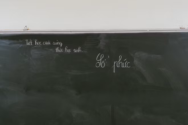 Trong bài đăng của mình, Xơn Bùi chia sẻ: "Mình còn nhớ cái hôm trước khi nghỉ dịch, đó cũng giống bao ngày bình thường khác, giáo viên cứ thế dạy, còn mình thì... cứ thế ngủ... Tại vì mình cứ nghĩ, ừ thì đằng nào ngày mai chẳng đến trường, mai học cũng chẳng muộn, vậy mà cái "ngày mai" vẫn bắt đầu nhưng là qua việc bật màn hình máy tính lên chứ không phải phi xe máy giữa tiết trời Hà Nội nắng nóng nữa....