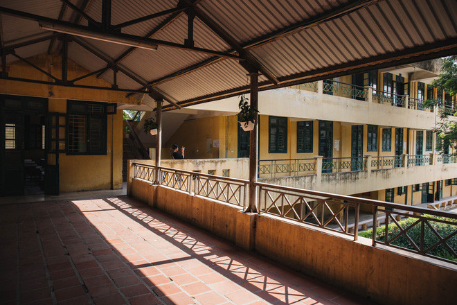 Ai cũng tiếc nuối vì không thể ôm lấy nhau ở thời khắc cuối cùng được áo đồng phục. Thay vào đó, các bạn trẻ phải bế giảng online.