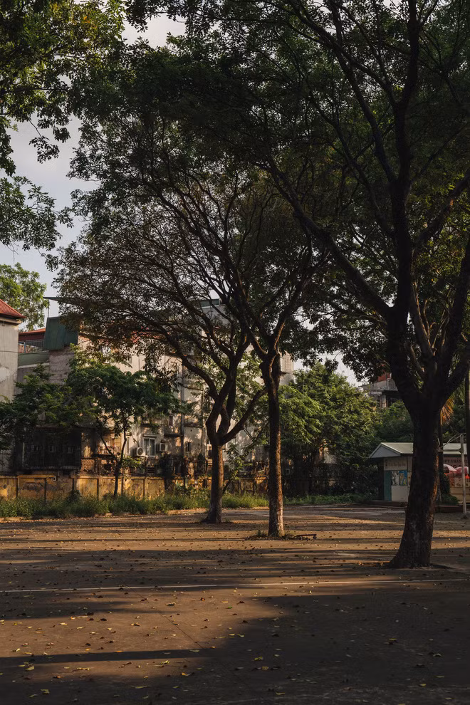 Xơn Bùi cũng cho biết thêm cảm giác của anh chàng đó là khá tiếc nuối, cứ nhìn những bế giảng vừa rồi mà xem, bế giảng không phải sự mở đầu mà là sự kết thúc cho 12 năm đi học của thời học sinh. Mọi người xung quanh kí lên áo nhau, gọi nhau í ới để chụp những tấm ảnh chung và ôm nhau những cái ấm áp, xin giáo viên đã đồng hành cùng mình suốt 3 năm cấp 3 những cái ôm cuối cùng và những lời chúc để tiếp thêm động lực thi cử...