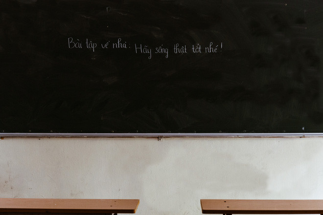 Mình nhìn lên bộ quần áo đồng phục treo trong tủ quần áo, nước mắt bỗng chảy trên khóe mi. Cũng là bộ sơ mi trắng quần đen ấy, 3 năm trước mình cầm chúng trong tay với bao giấc mơ hoài bão về một cấp 3 tuyệt vời, vậy mà giờ đây mình còn không được mặc chúng cho cái ngày kết thúc cấp 3 của mình"... Xơn Bùi chia sẻ thêm.