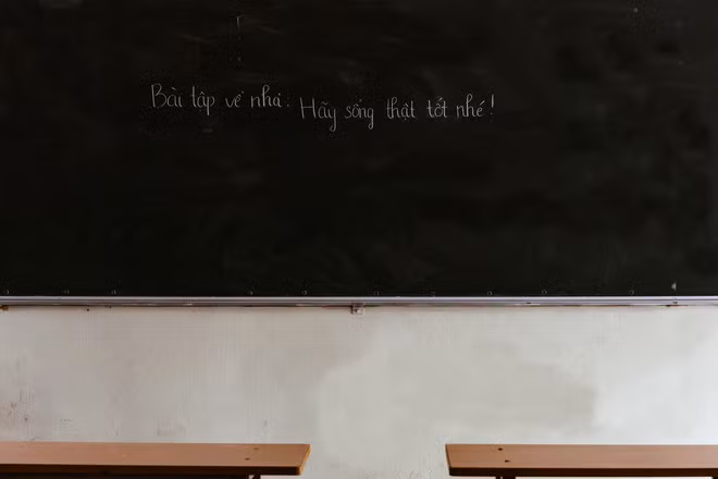 Mình nhìn lên bộ quần áo đồng phục treo trong tủ quần áo, nước mắt bỗng chảy trên khóe mi. Cũng là bộ sơ mi trắng quần đen ấy, 3 năm trước mình cầm chúng trong tay với bao giấc mơ hoài bão về một cấp 3 tuyệt vời, vậy mà giờ đây mình còn không được mặc chúng cho cái ngày kết thúc cấp 3 của mình"... Xơn Bùi chia sẻ thêm.