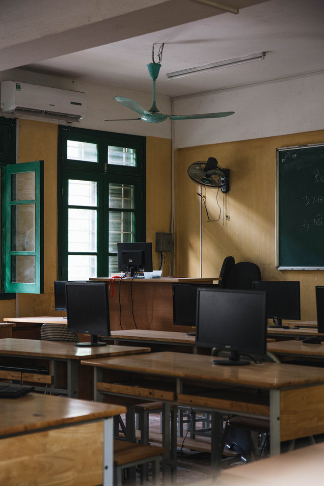 Ngày cuối tháng 5, những tưởng sẽ tràn ngập không khí của những buổi lễ bế giảng chia tay nơi sân trường ấy vậy mà năm nay lại im ắng đến lạ. Góc bảng, sân trường, lớp học, những nơi mà thường ngày anh chàng cùng với đám bạn của mình tíu tít, gắn bó cùng nhau nay tĩnh mịch và trống vắng hẳn.