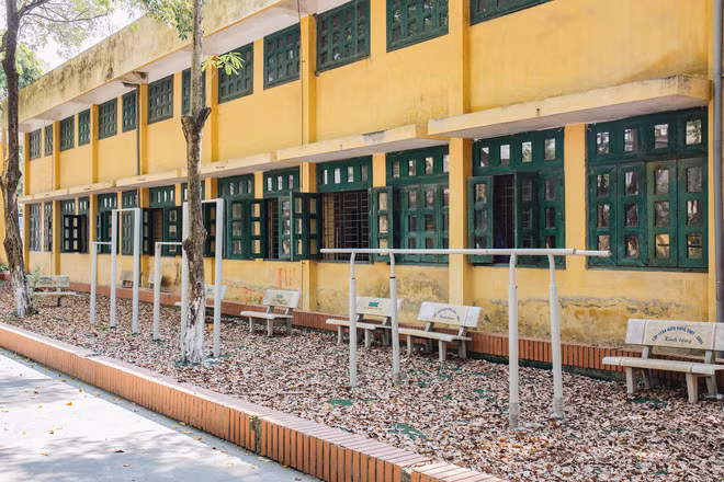 Do ảnh hưởng của dịch COVID-19 khiến cho bức tranh về thời học sinh không còn nhiều trọn vẹn, đặc biệt là lễ bế giảng rời mái trường phổ thông của các bạn trẻ 2K3.