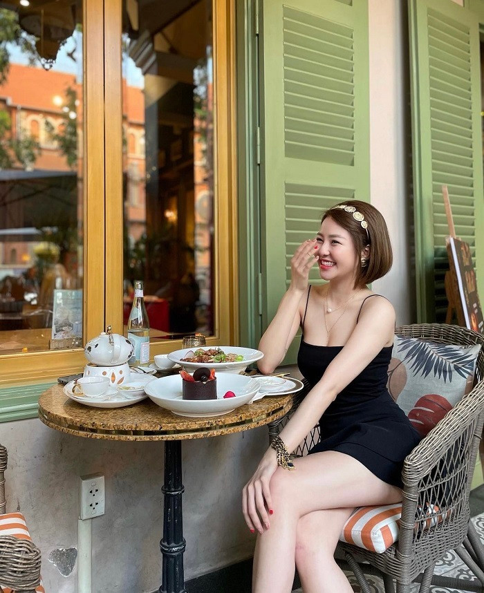 Chỉ một thời gian sau Trâm Anh lại chiếm sóng mạng xã hội khi vướng vào những lùm xùm lộ clip không hay. Sự việc này khiến hình ảnh của hot girl Thanh Hoá này bị ảnh hưởng nghiêm trọng, nhiều hợp đồng bị hủy.