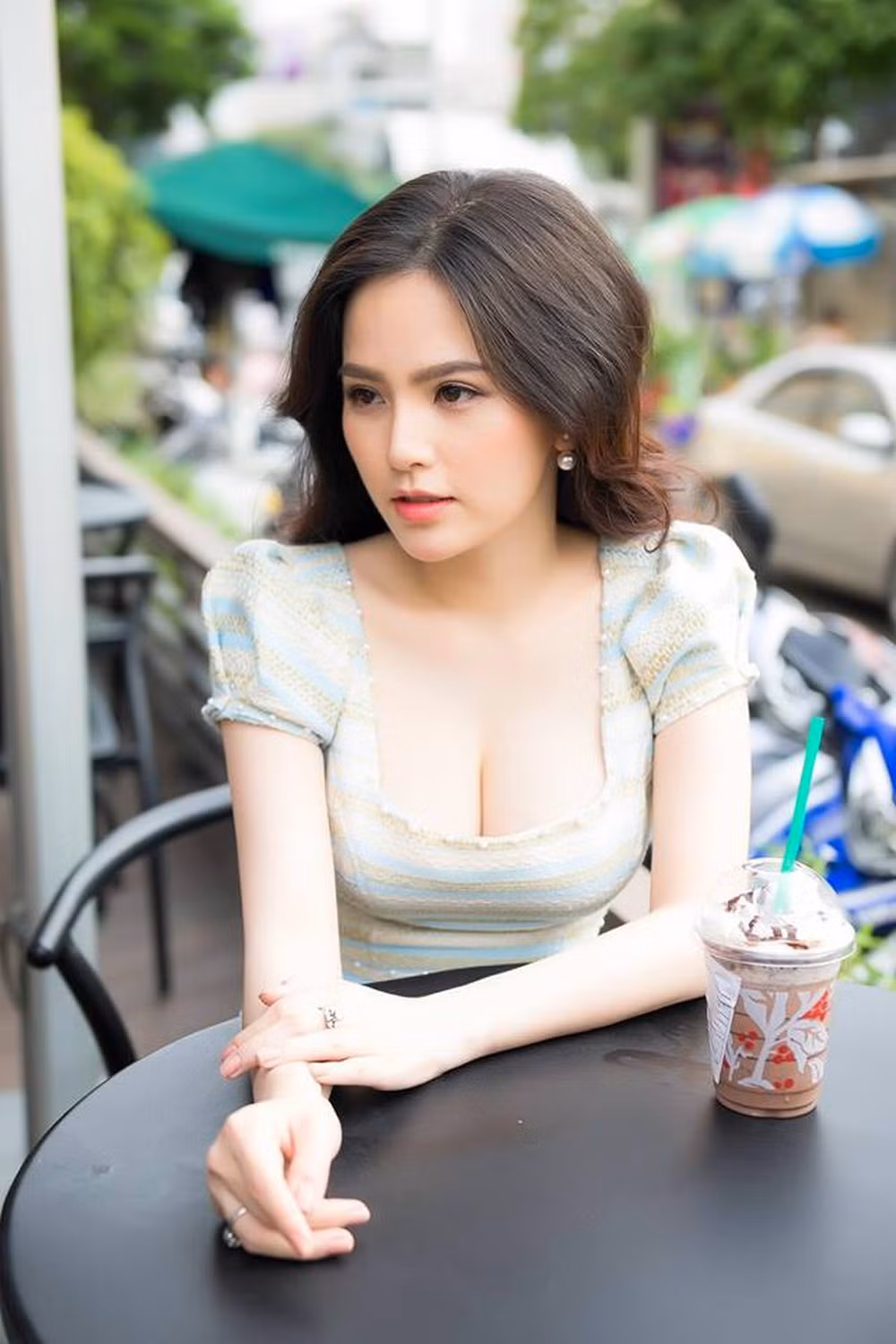 Từ sau khi xảy ra lùm xùm, phong cách của hot girl Phi Huyền Trang cũng trở nên nhẹ nhàng hơn.