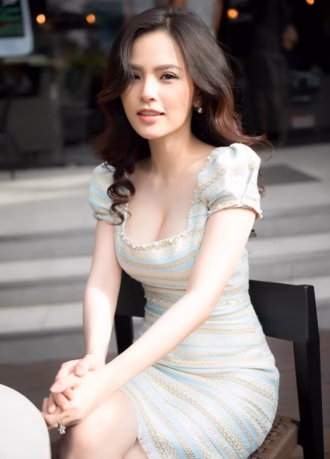 Đồng thời, Huyền Trang còn thường xuyên chia sẻ về công việc, từ việc chụp hình mẫu cho đến diễn xuất.