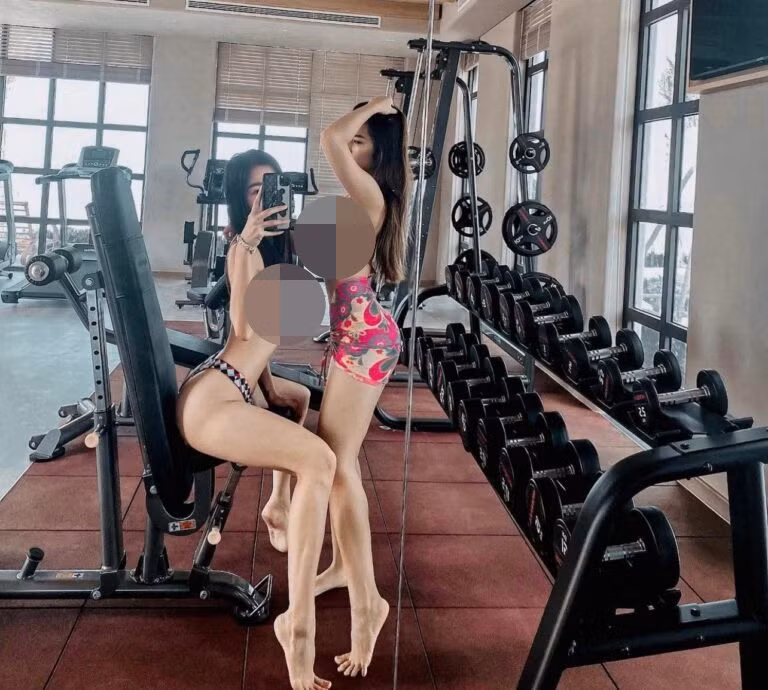 Đồ bơi vốn là thiết kế để đi tắm biển. Chúng có diện tích nhỏ gọn giúp chúng ta khi vận động dưới nước thoải mái, giảm độ cản từ nước. Nhưng khi mặc chúng để đi tập gym sẽ không đáp ứng được nhu cầu, gây cản trở, phân tán tâm lý người tập hay những người xung quanh.