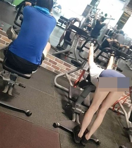 Việc diện đồ tập quá bó, không ít lần hội chị em để lộ vùng nhạy cảm khi đi tập gym.