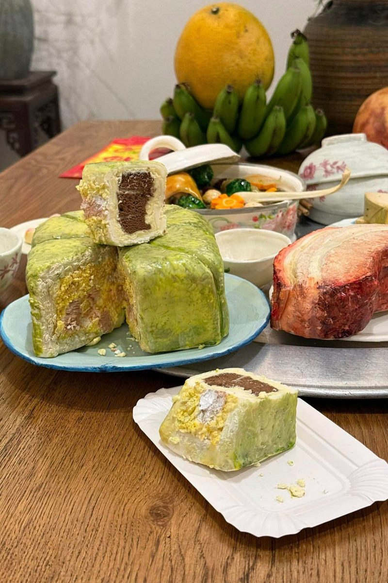 Dịp Tết cận kề, Dương bỗng nghĩ đến mâm cơm chiều 30. Những kỷ niệm thân quen, những món ăn thân thuộc vừa là hồi ức của bản thân cô, vừa là thứ dễ “chạm” đến mọi người. Bởi vậy, cô bạn quyết định bắt tay vào thực hiện mâm cơm Tết bằng nguyên liệu làm bánh ngọt.