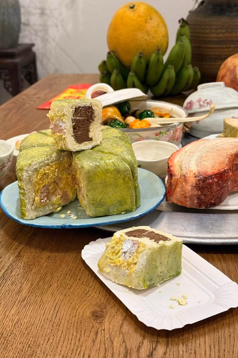 Dịp Tết cận kề, Dương bỗng nghĩ đến mâm cơm chiều 30. Những kỷ niệm thân quen, những món ăn thân thuộc vừa là hồi ức của bản thân cô, vừa là thứ dễ “chạm” đến mọi người. Bởi vậy, cô bạn quyết định bắt tay vào thực hiện mâm cơm Tết bằng nguyên liệu làm bánh ngọt.