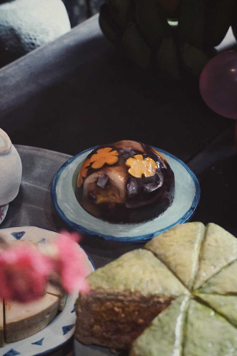 “Ý tưởng này mình đã ấp ủ cách đây 4-5 năm. Trước đây, mình từng thử làm mâm cơm Tết bằng bánh ngọt nhưng thất bại vì tay nghề chưa đủ khéo léo. Sau khoảng thời gian rất dài, mình đã cho ra được sản phẩm hoàn chỉnh nhất nên rất vui”, Dương nói.