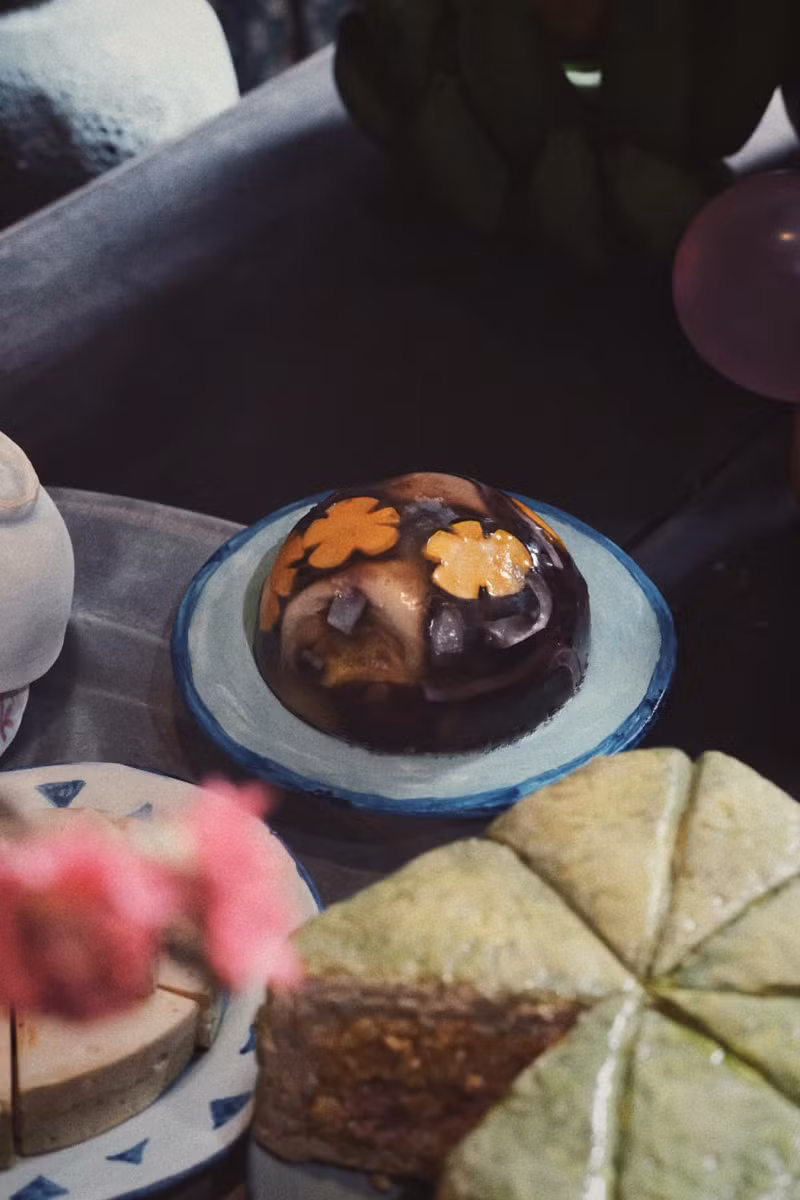 “Ý tưởng này mình đã ấp ủ cách đây 4-5 năm. Trước đây, mình từng thử làm mâm cơm Tết bằng bánh ngọt nhưng thất bại vì tay nghề chưa đủ khéo léo. Sau khoảng thời gian rất dài, mình đã cho ra được sản phẩm hoàn chỉnh nhất nên rất vui”, Dương nói.