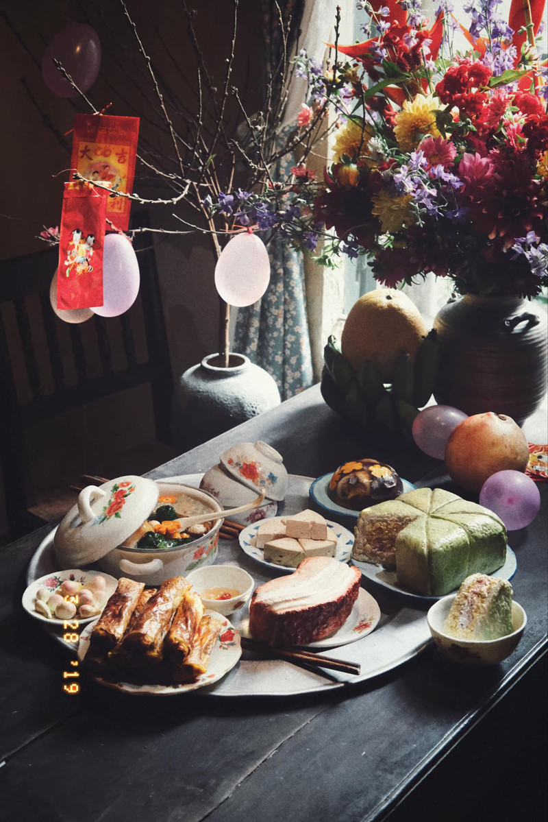 Yếu tố gây bất ngờ là toàn bộ mâm cơm, từ chiếc bát, đôi đũa cho đến những món ăn mang đậm hương vị Tết như bánh chưng, nem rán, giò, dưa hành... đều được làm từ nguyên liệu chuyên dùng để làm bánh ngọt.