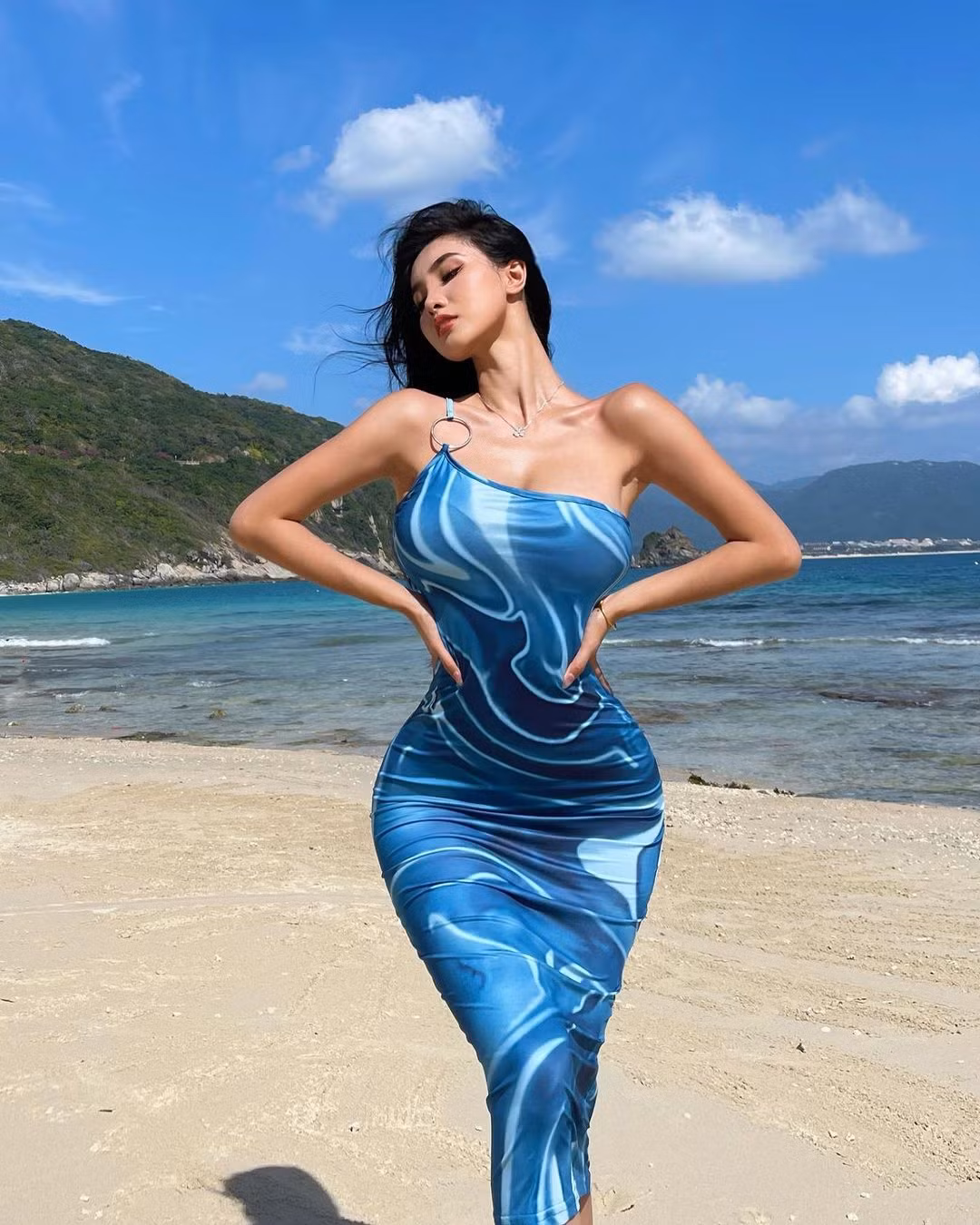 Không phải mặc dài sẽ dìm dáng, quan trọng là bạn chọn kiểu trang phục như thế nào. Ở đây, Carina diện thiết kế bodycon dáng maxi.