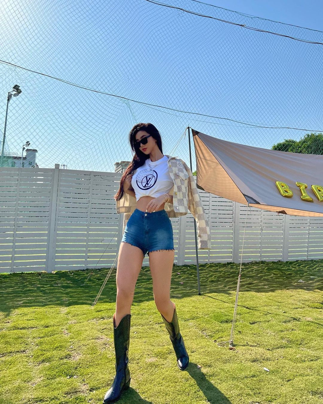 Trang phục gym không thể thiếu trong tủ đồ của Carina. Chúng thường là những bộ đồ co giãn vì nó sẽ không cản trở vận động của người tập.