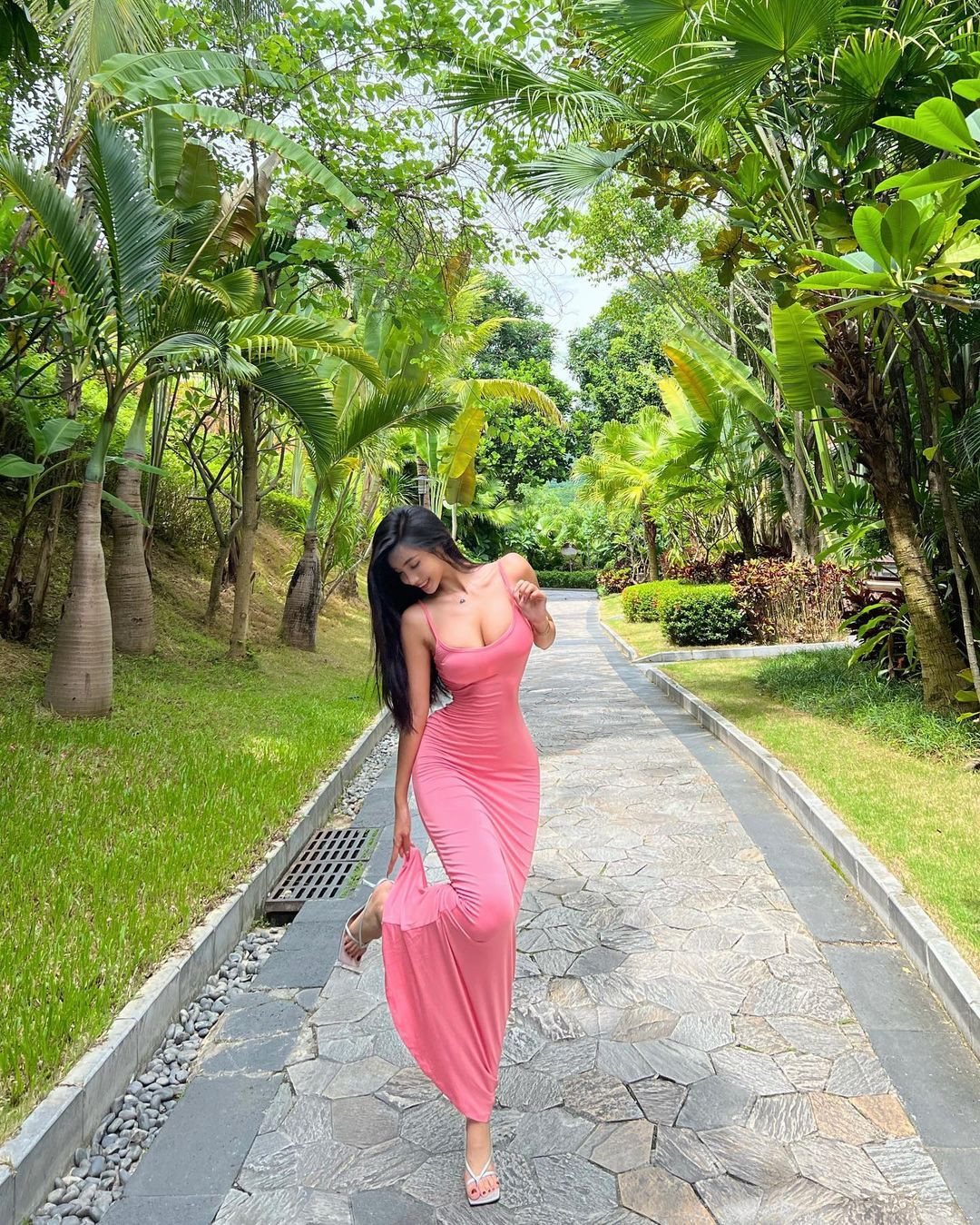 Có người cho rằng, những cô gái sở hữu thân hình "đô con" như Carina không nên diện đồ bó sát nhưng thực tế đây mới là kiểu đồ giúp họ tự tin nhất.