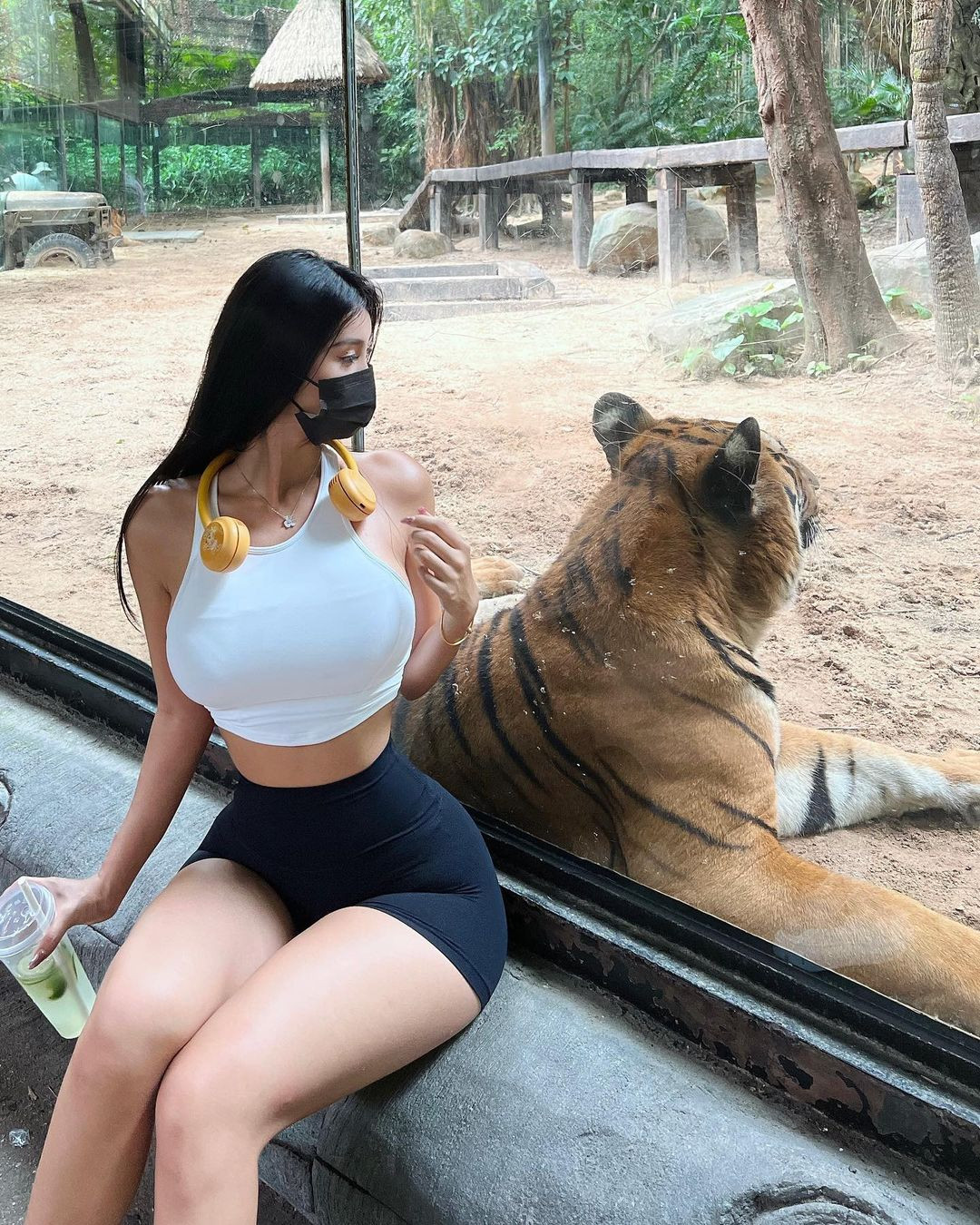 Được biết, Carina cao 1m68. Nữ gymer có vòng 2 nhỏ chỉ 58cm còn vòng 3 có số đo 102 cm.