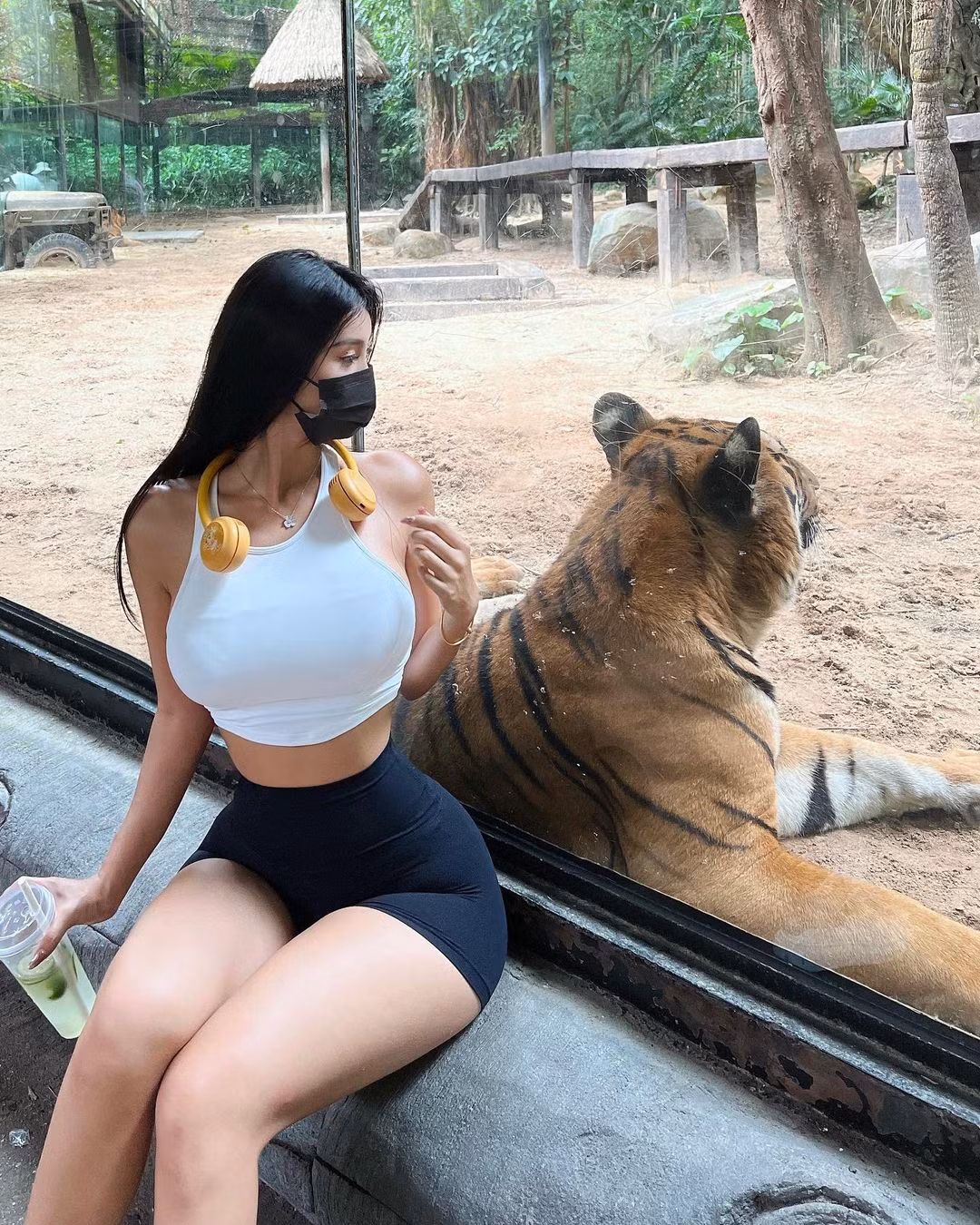 Được biết, Carina cao 1m68. Nữ gymer có vòng 2 nhỏ chỉ 58cm còn vòng 3 có số đo 102 cm.