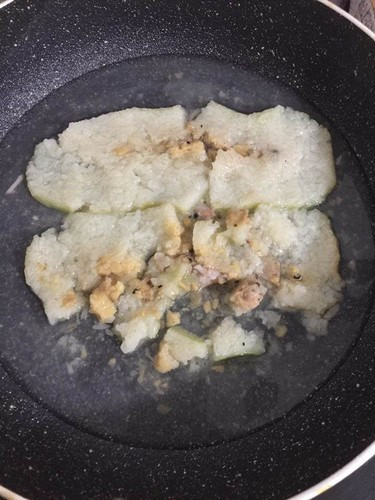 Thêm một lưu ý cho những người muốn thử trend nấu cháo bánh chưng đó là dùng thìa vừa khuấy, vừa dầm để bánh quện vào nước.