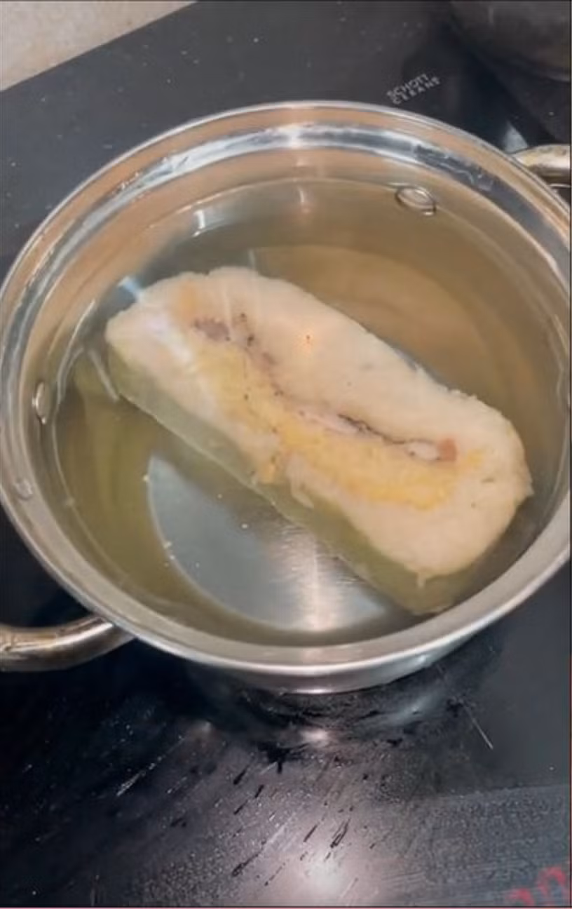 Những năm trước, bên cạnh bánh chưng rán theo cách thông thường, bánh chưng chấm đường hoặc mật thì dân mạng còn sốt xình xịch với bánh chưng rán nước lọc.