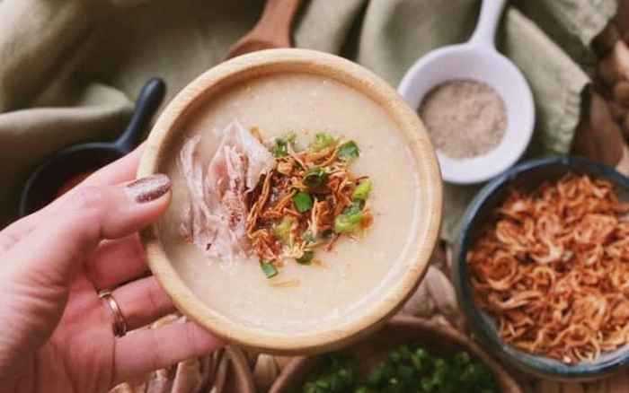 Cách nấu cháo bánh chưng vô cùng đơn giản, chỉ cần cho nguyên liệu chính vào nồi nước đun lên, nêm nêm thêm gia vị chút là đã giải cứu món ăn đặc trưng ngày Tết.