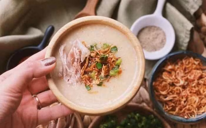 Cách nấu cháo bánh chưng vô cùng đơn giản, chỉ cần cho nguyên liệu chính vào nồi nước đun lên, nêm nêm thêm gia vị chút là đã giải cứu món ăn đặc trưng ngày Tết.