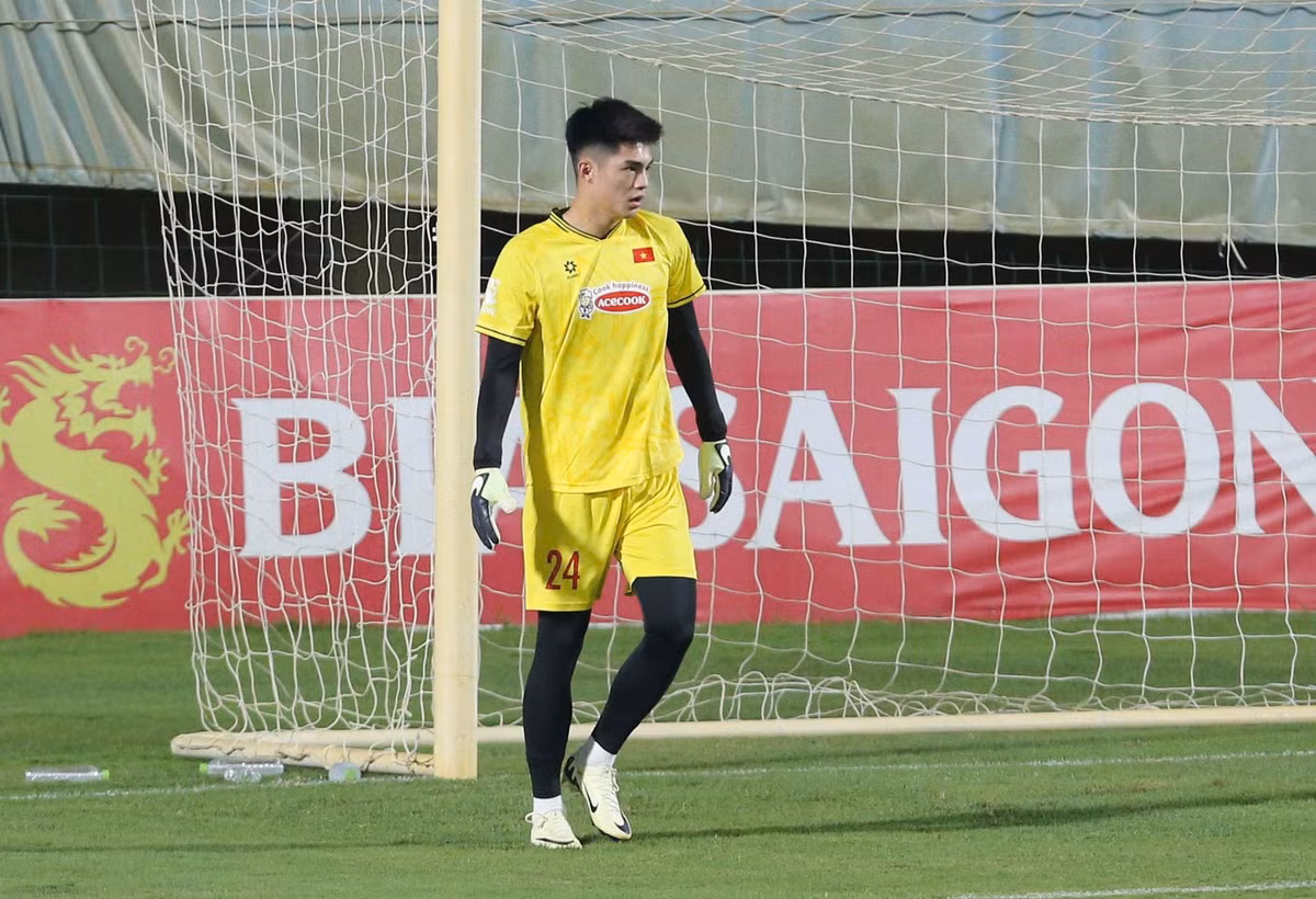 Những ngày qua, đội tuyển Việt Nam đang tập trung tạo Trung tâm Đào tạo Bóng đá trẻ Việt Nam để chuẩn bị cho những trận đấu tại loạt trận FIFA Days tháng 10. Trong số các ngôi sao thì hội chị em mê cầu thủ chú ý tới thủ môn Trần Trung Kiên.