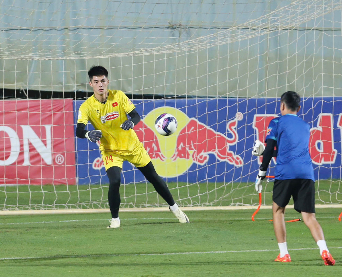 Ngoài chiều cao khủng lên tới 1m91, thủ môn Trần Trung Kiên còn gây ấn tượng bởi gương mặt khá điển trai.