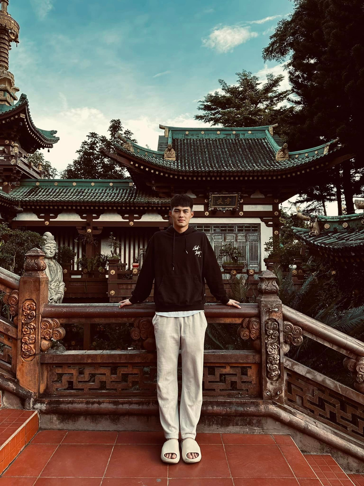 Ngay sau đó, thủ thành cao 1m91 này lại cùng đội bóng phố Núi vô địch giải đấu giao hữu mang tên Cúp Tứ hùng LPBank 2024.