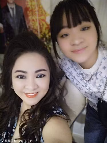 Cũng trong bài đăng này, bà Phương Hằng âu yếm gọi Natalie là bản photocopy có màu của mình và gửi đến con gái những lời chúc tốt đẹp nhất dù sinh nhật đã cô đã qua.