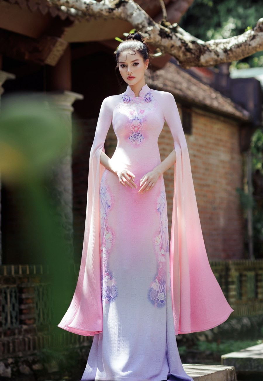 So với thời điểm ghi hình chương trình "The New Mentor", Hương Giang đã giảm khoảng 2kg và đạt được vòng eo 53cm. Tuy nhiên, người đẹp cảm thấy vóc dáng của cô không có gì bất thường vì trọng lượng cơ thể gầy nên vòng eo nhỏ là hoàn toàn hợp lý.