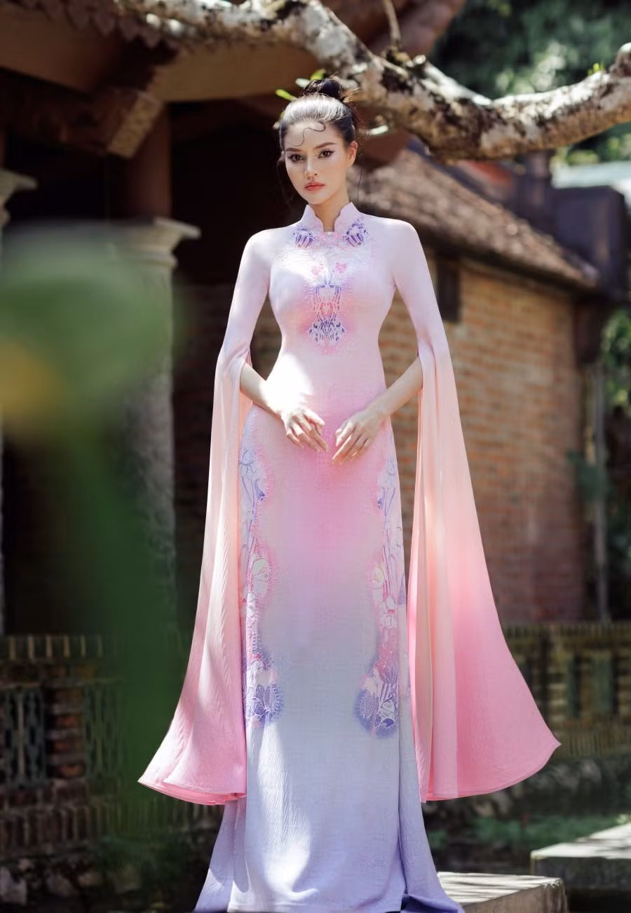 So với thời điểm ghi hình chương trình "The New Mentor", Hương Giang đã giảm khoảng 2kg và đạt được vòng eo 53cm. Tuy nhiên, người đẹp cảm thấy vóc dáng của cô không có gì bất thường vì trọng lượng cơ thể gầy nên vòng eo nhỏ là hoàn toàn hợp lý.