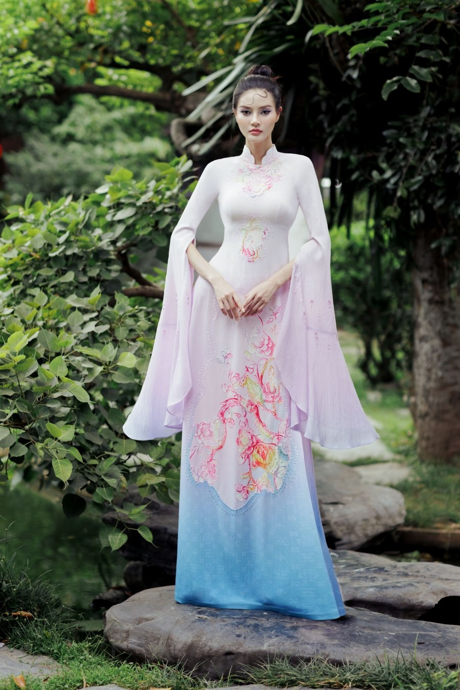 Sau khoảng thời gian hoạt động chăm chỉ, Hương Giang thành công để lại dấu ấn trong lòng khán giả. Người đẹp cũng từng tiết lộ, bản thân muốn thử sức ở một cuộc thi nhan sắc để có thêm nhiều trải nghiệm quý giá trong tương lai