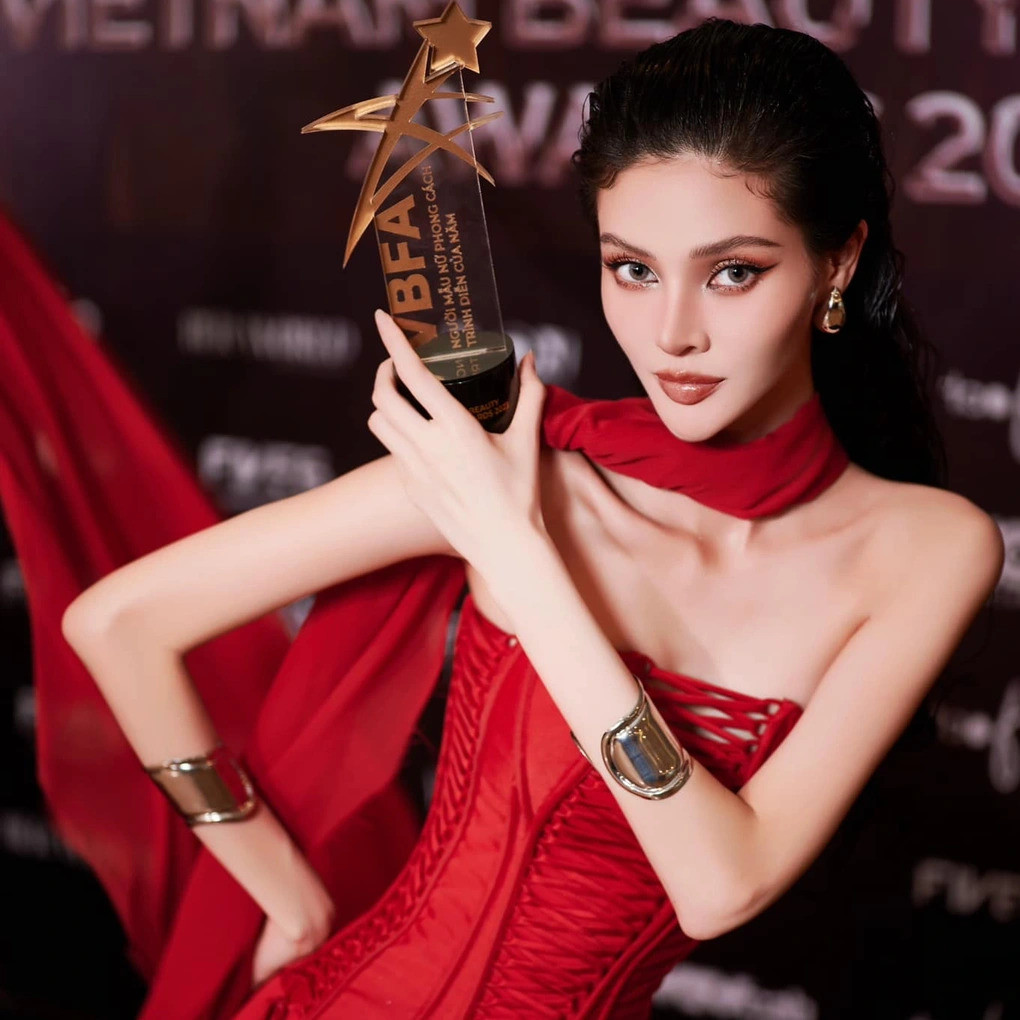 Sở hữu chiều cao nổi bật 1,75m nhưng Hương Giang chỉ nặng vỏn vẹn 45kg khiến cơ thể thiếu cân đối