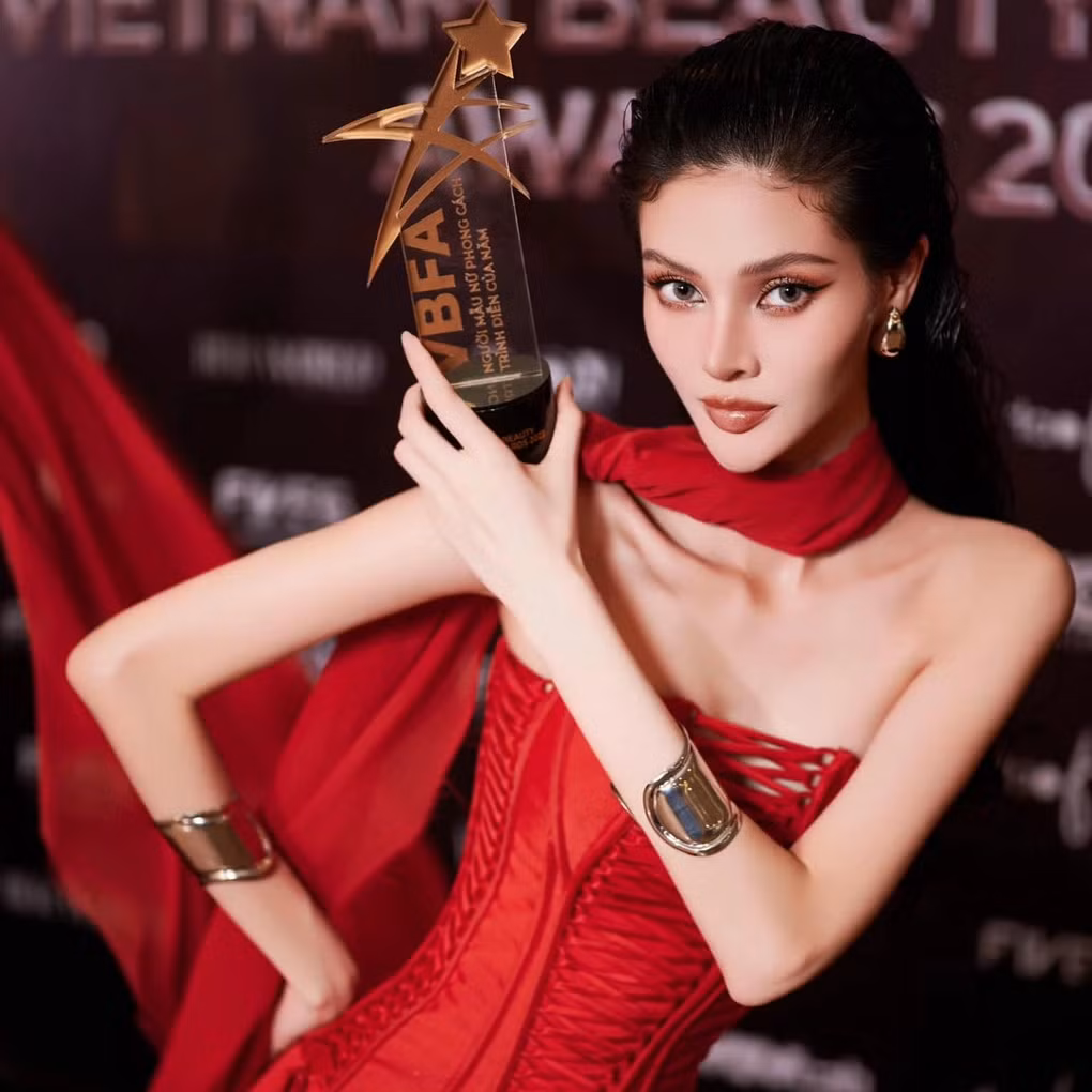 Sở hữu chiều cao nổi bật 1,75m nhưng Hương Giang chỉ nặng vỏn vẹn 45kg khiến cơ thể thiếu cân đối