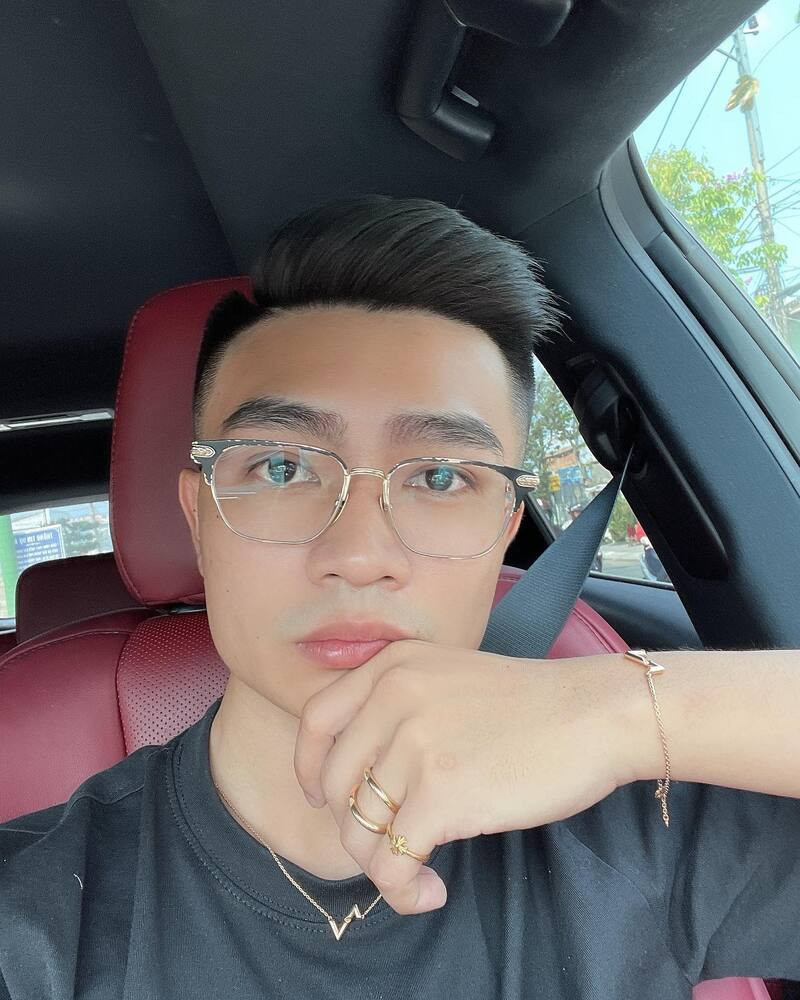 Đáp lại câu hỏi của fan, Bụt từ tốn trả lời: "Có chứ, nhưng quan tâm là để hiểu người yêu mình hơn. Anh nói vấn đề này 1 lần rồi mà. Ai cũng có quá khứ dù tốt hay xấu thì nó cũng đã qua rồi. Quan trọng là hiện tại, người yêu mình thương yêu mình như thế nào."