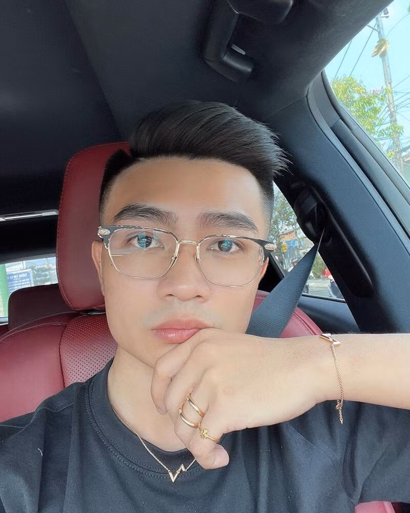 Đáp lại câu hỏi của fan, Bụt từ tốn trả lời: "Có chứ, nhưng quan tâm là để hiểu người yêu mình hơn. Anh nói vấn đề này 1 lần rồi mà. Ai cũng có quá khứ dù tốt hay xấu thì nó cũng đã qua rồi. Quan trọng là hiện tại, người yêu mình thương yêu mình như thế nào."