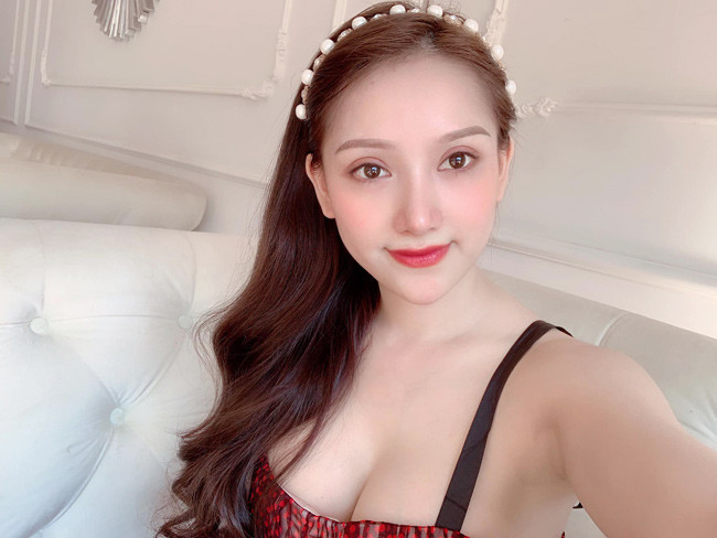 Bảo Trân được nhận xét là gợi cảm và quyến rũ bội phần sau khi chia tay cầu thủ của CLB Hoàng Anh Gia Lai. Cô nàng trung thành với phong cách gợi cảm và ngày càng táo bạo hơn.